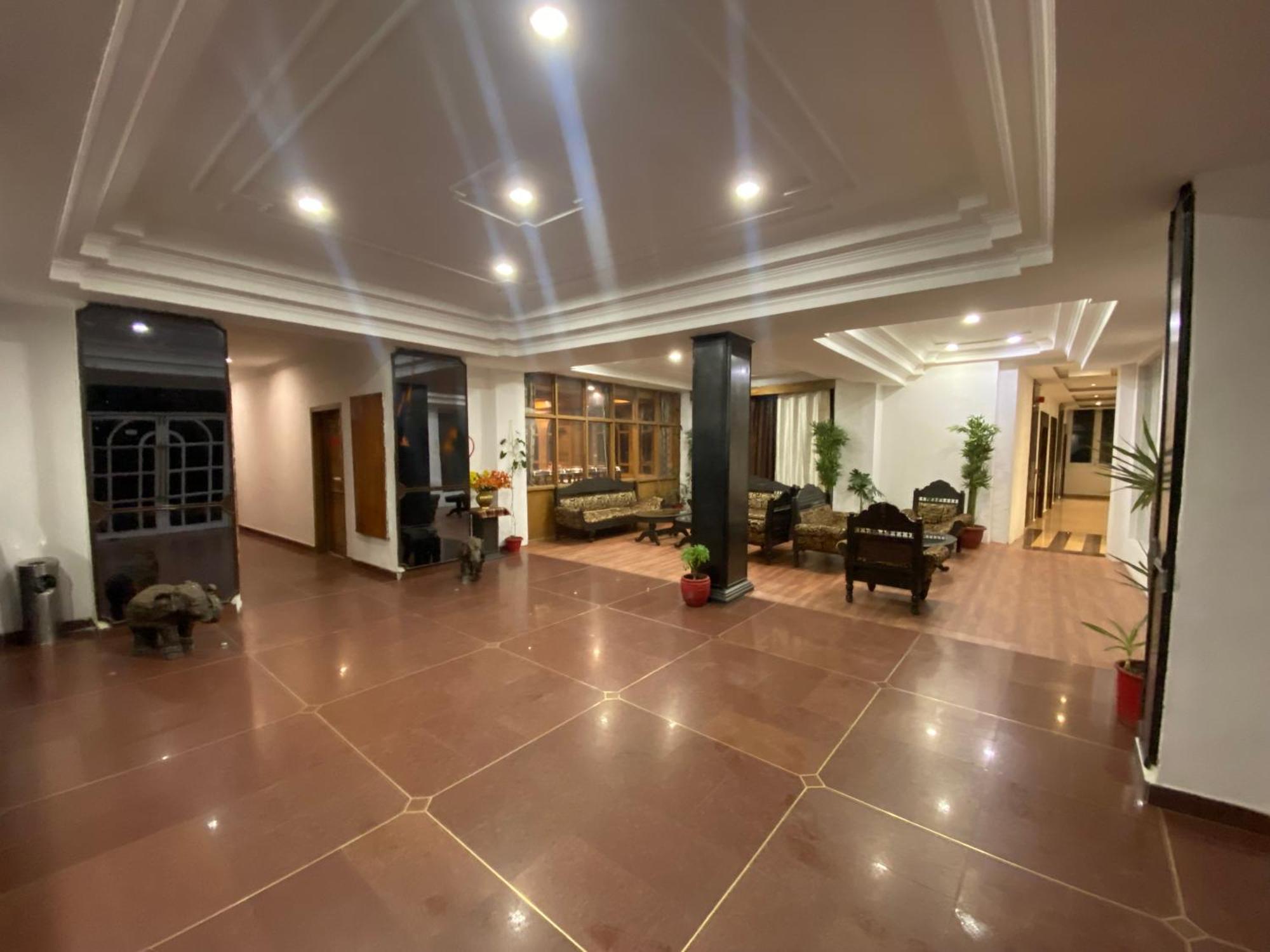 Grand Him Queen Ac Centralized Дхарамсала Екстериор снимка