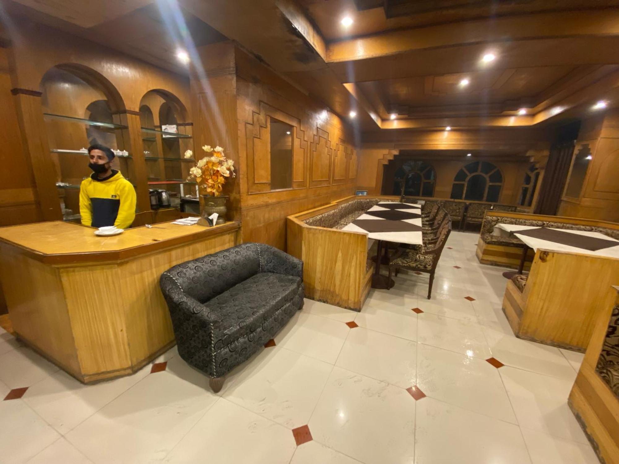 Grand Him Queen Ac Centralized Дхарамсала Екстериор снимка
