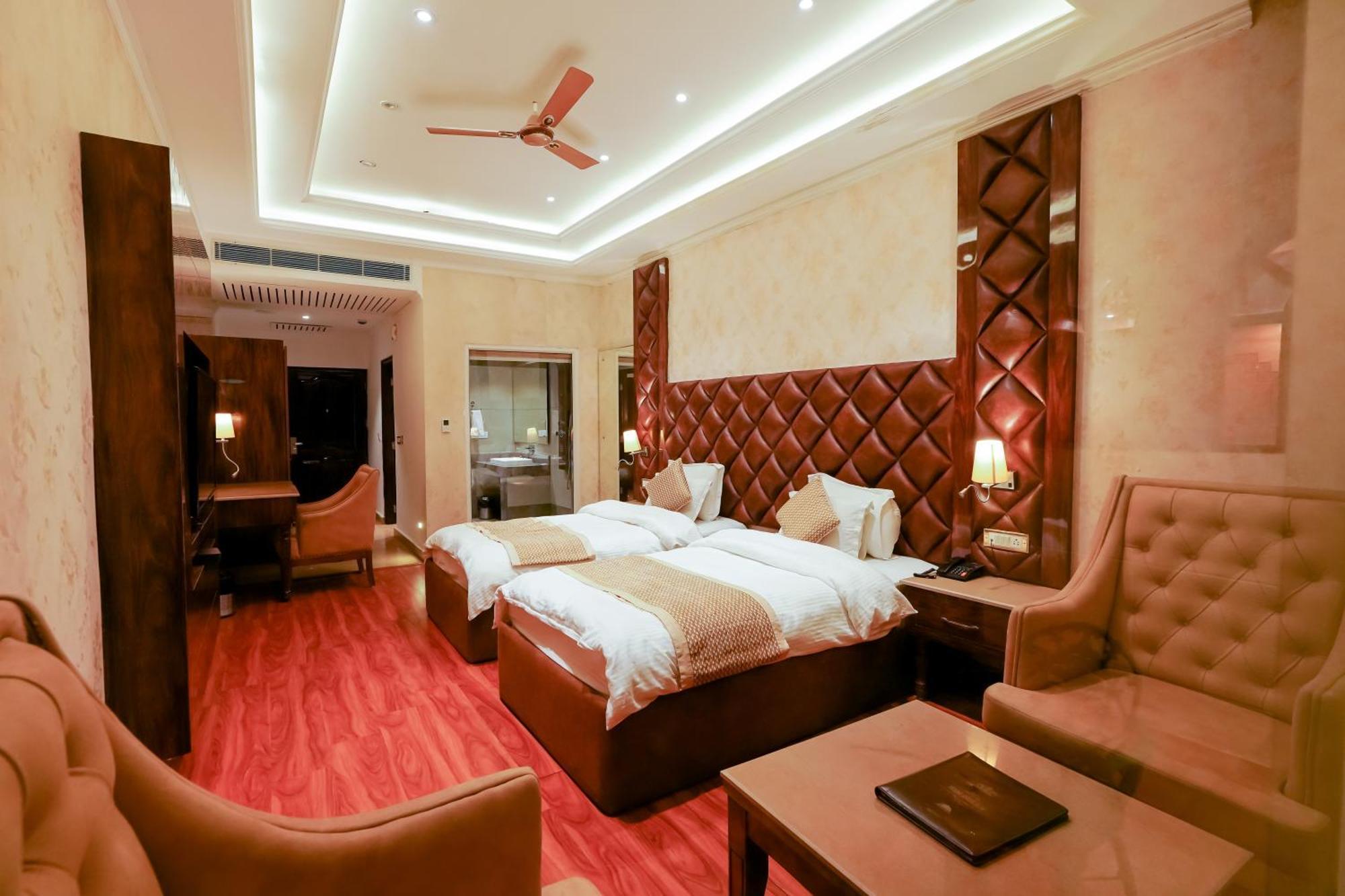 Grand Him Queen Ac Centralized Дхарамсала Екстериор снимка