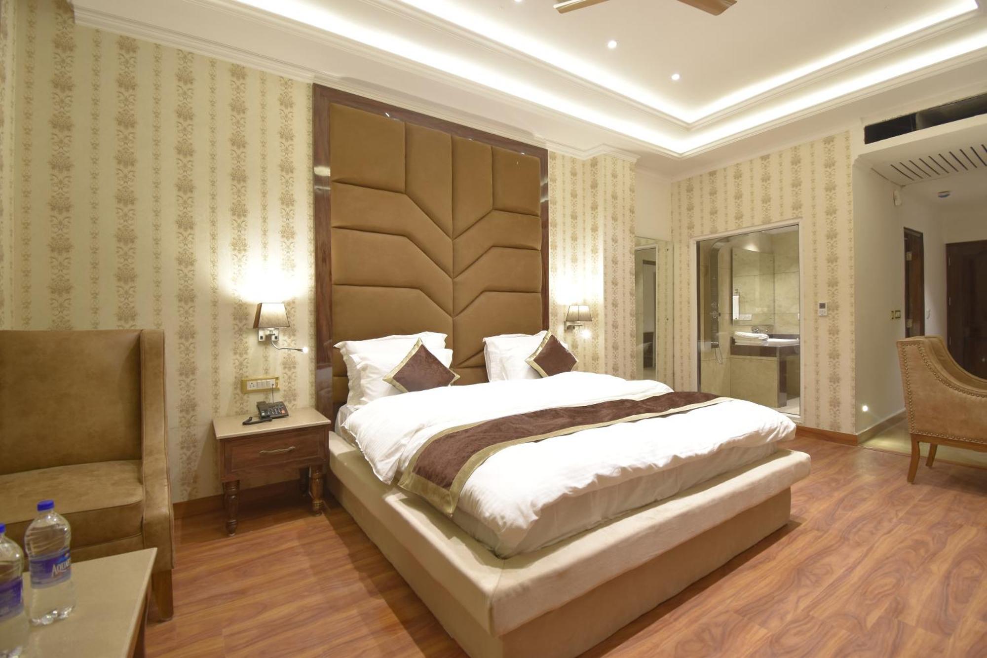 Grand Him Queen Ac Centralized Дхарамсала Екстериор снимка
