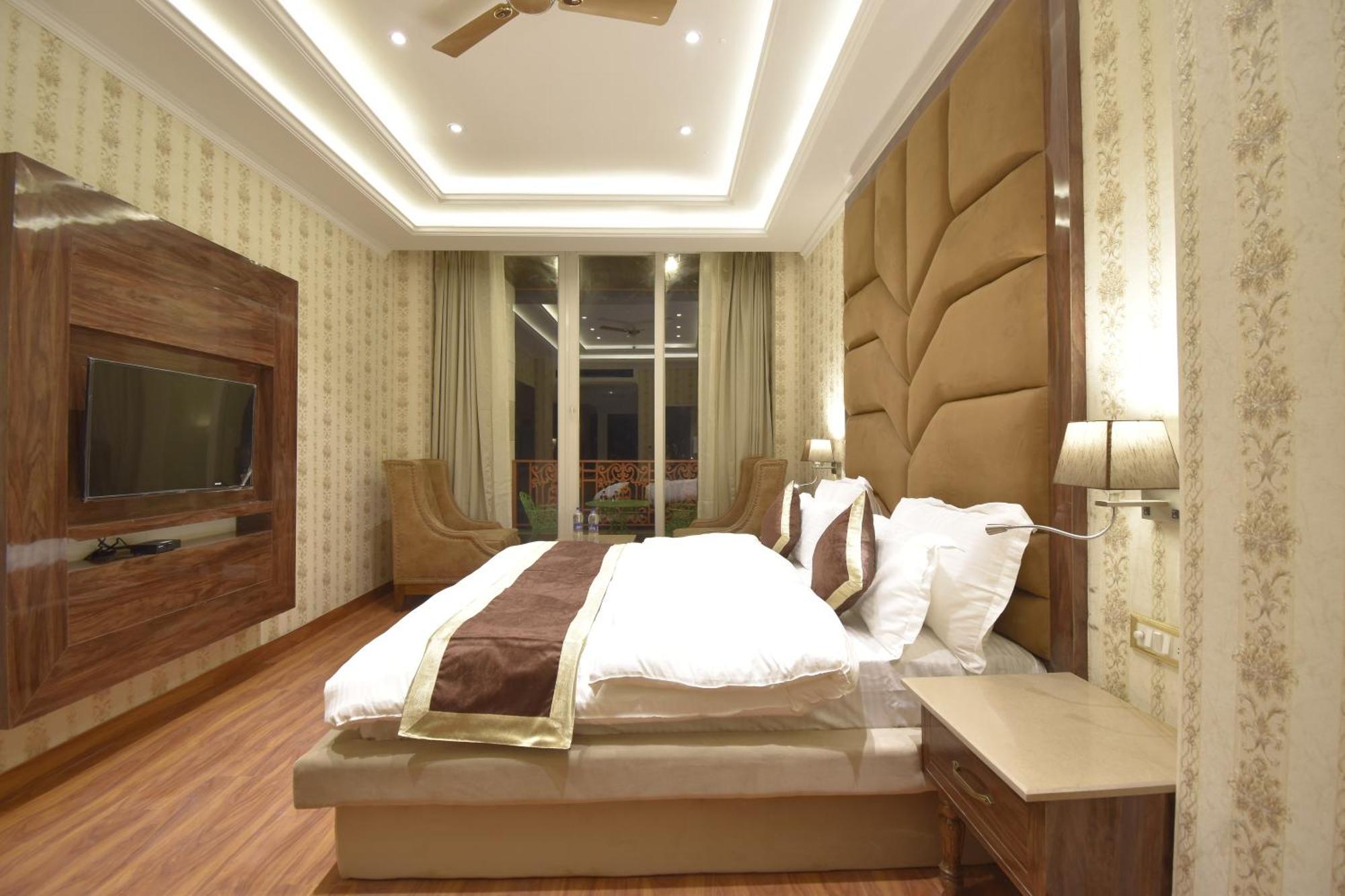Grand Him Queen Ac Centralized Дхарамсала Екстериор снимка
