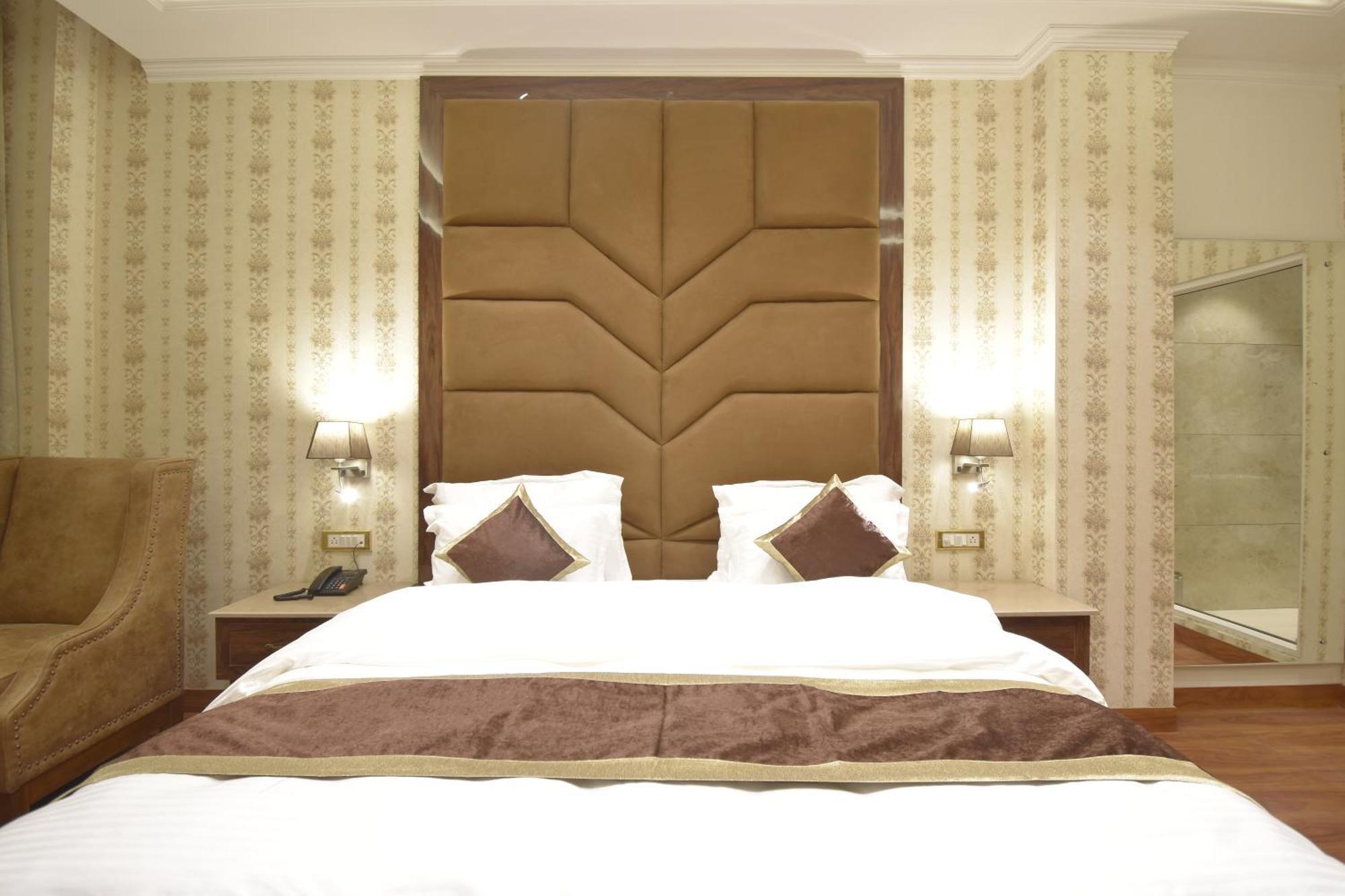 Grand Him Queen Ac Centralized Дхарамсала Екстериор снимка