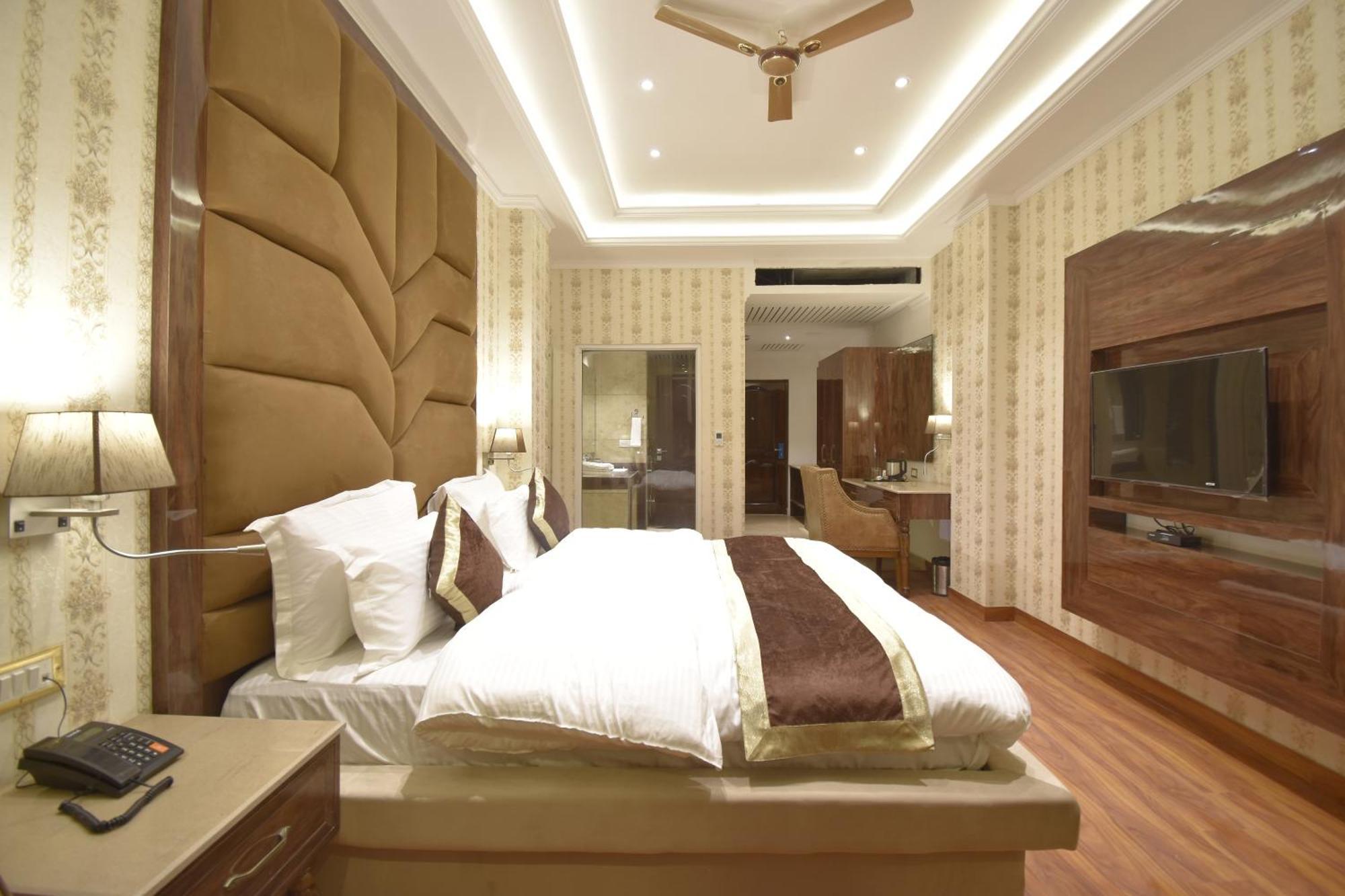 Grand Him Queen Ac Centralized Дхарамсала Екстериор снимка