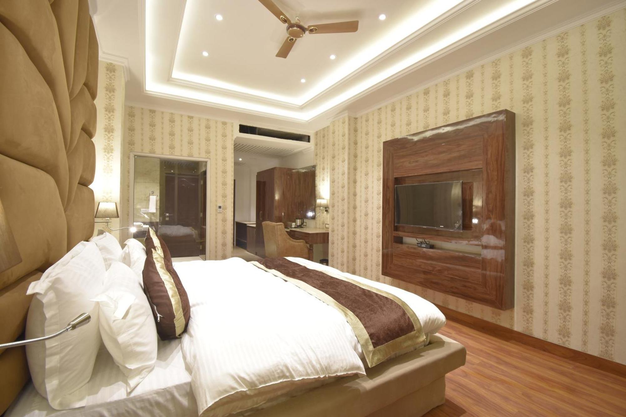 Grand Him Queen Ac Centralized Дхарамсала Екстериор снимка