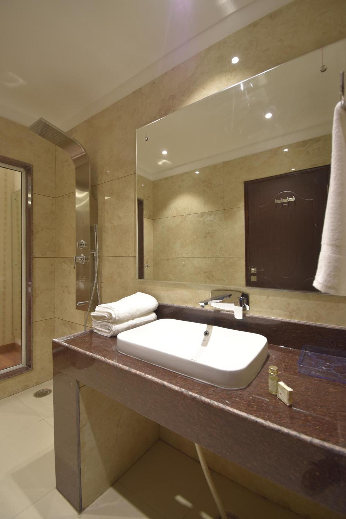 Grand Him Queen Ac Centralized Дхарамсала Екстериор снимка