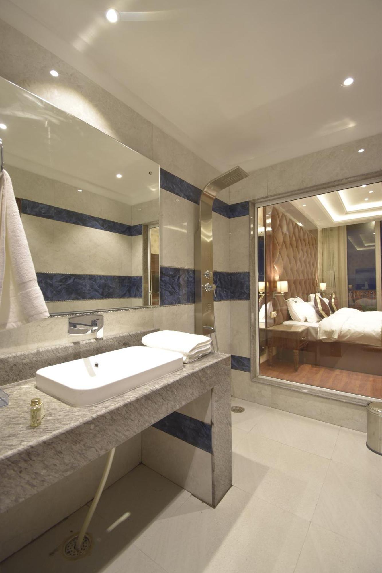 Grand Him Queen Ac Centralized Дхарамсала Екстериор снимка