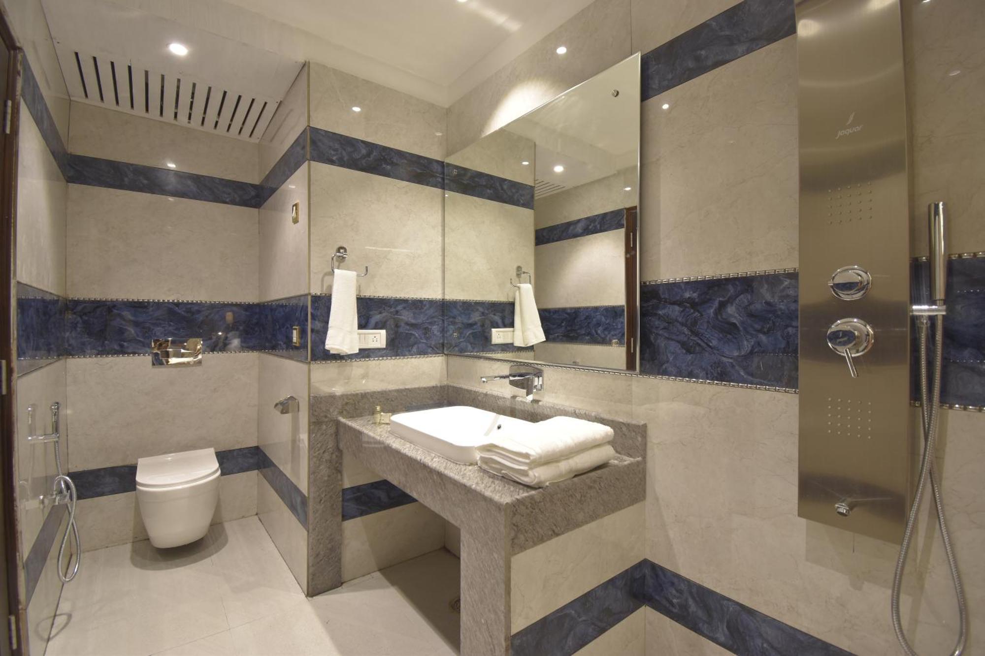 Grand Him Queen Ac Centralized Дхарамсала Екстериор снимка