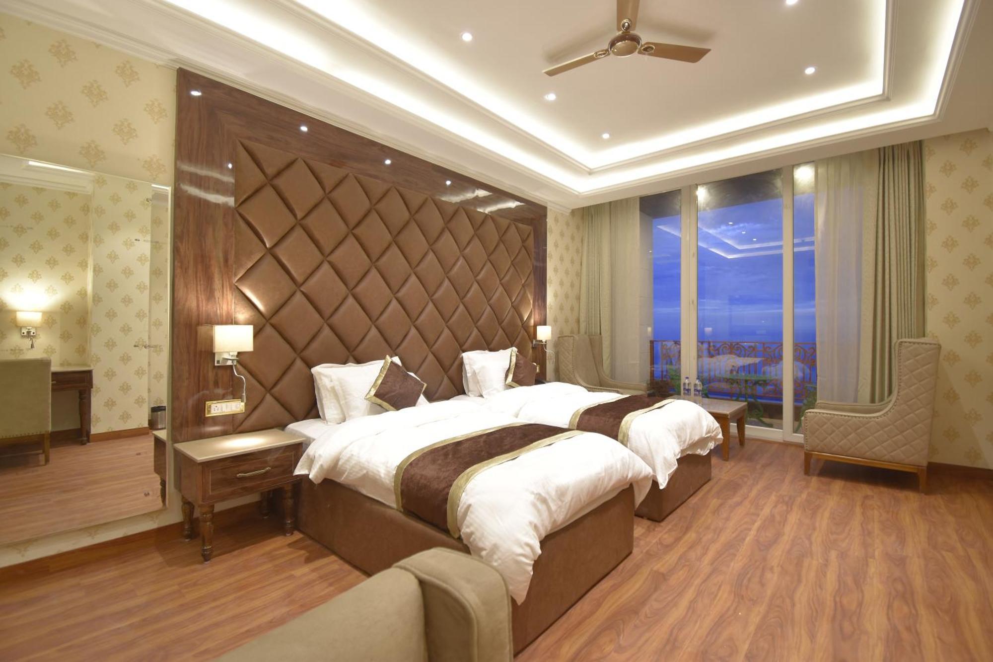 Grand Him Queen Ac Centralized Дхарамсала Екстериор снимка