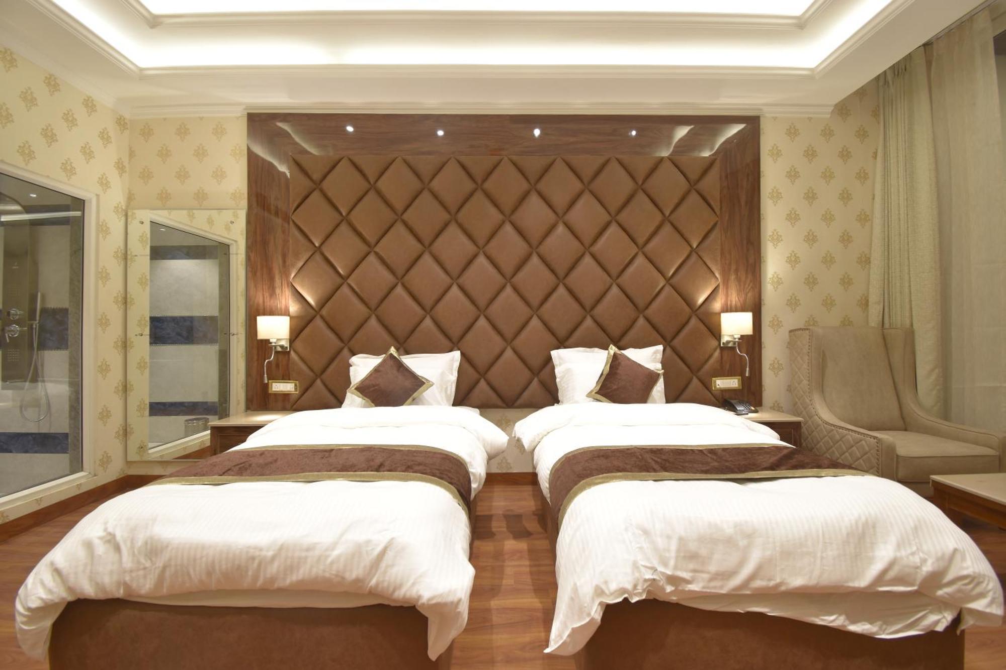 Grand Him Queen Ac Centralized Дхарамсала Екстериор снимка