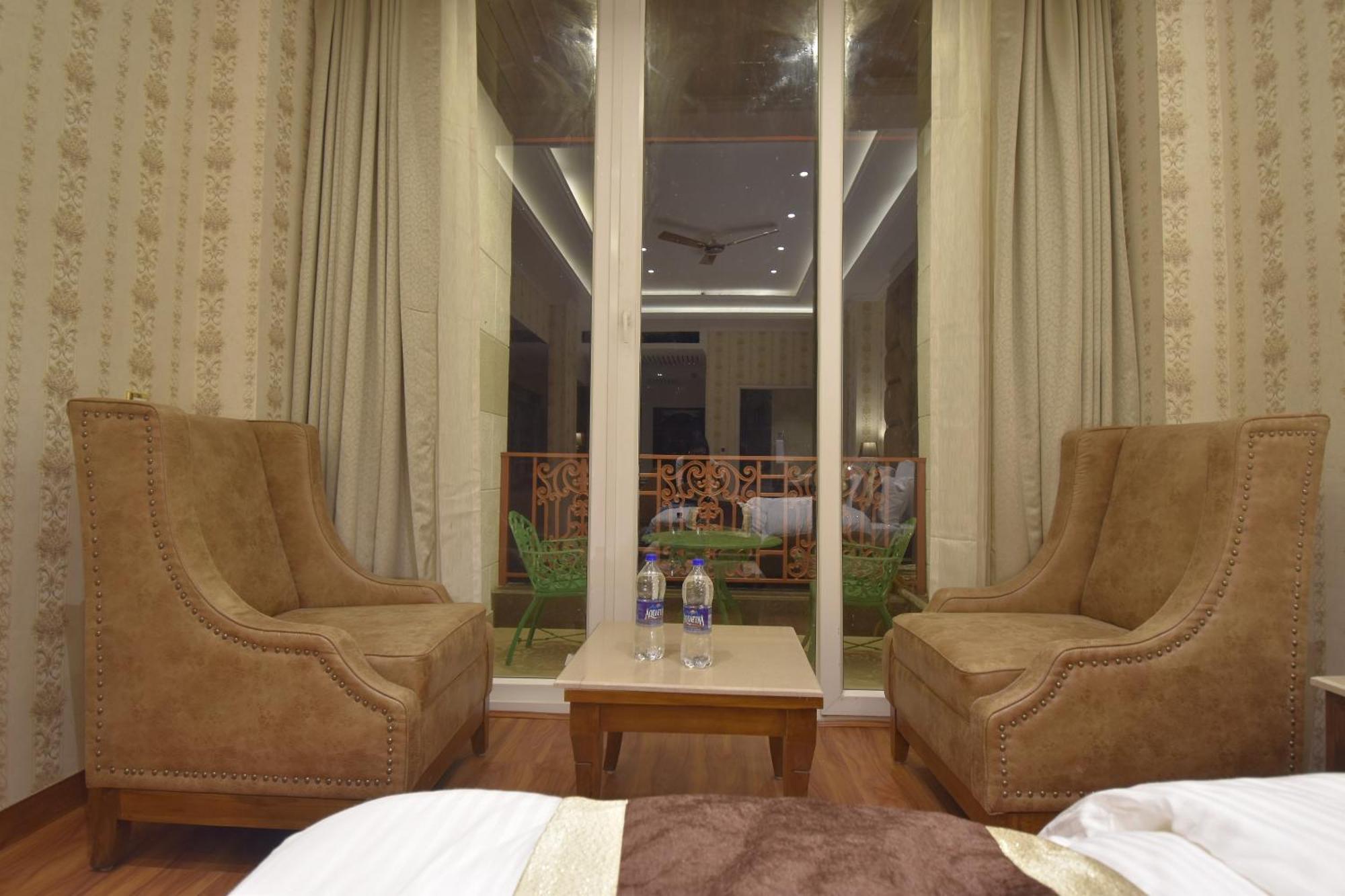 Grand Him Queen Ac Centralized Дхарамсала Екстериор снимка